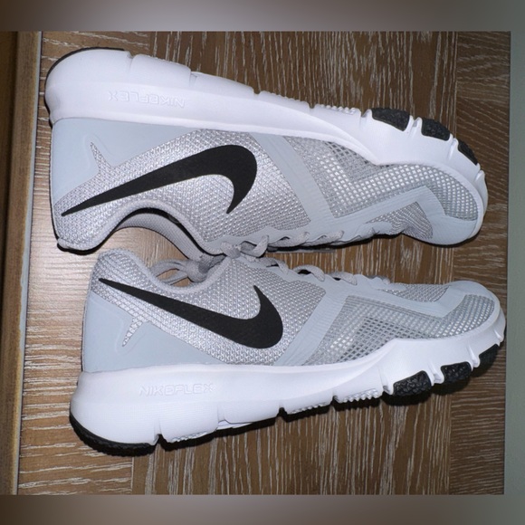 NIKE mens training sneakers size 10 NWOT - Picture 2 of 7